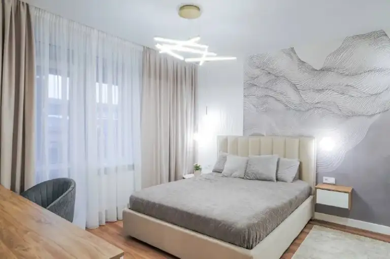 Сдается просторная однокомнатная квартира с дизайнерским ремонтом
📍Адрес: измайловский бульвар, д. 4, к. 1, жк «галактика про»
🔹О квартире: расположена в жк бизнес-класса, 2 этаж. Всего 6 квартир на этаже, все соседи порядочные, семейные люди. Удачная планировка: 41 квм, просторная кухня-гостиная, изолированная спальня, санузел и балкон.
🔹Локация: в 7-10 минутах ходьбы до м. Балтийская и фрунзенская.
В квартире:
- Очень много мест хранения: корпусные шкафы в коридоре, спальне и даже на балконе.
- Вся бытовая техника: два телевизора, посудомоечная машина, индукционная плита, духовка - electrolux, стиральная машина haier, кондиционер, водонагреватель.
- Большая двуспальная кровать с ортопедическим матрасом, также оставляем гладильную доску, сушилку, утюг, посуду.
❗️Ремонт дизайнерский
🐱Мы очень любим животных, поэтому их проживание с вами готовы обсудить.
Условия: только на длительную аренду, 75 000 руб. / мес + к/у + интернет. Договор с собственником.
Контакт в закрытой базе @rentinspbbot - фотография - 3