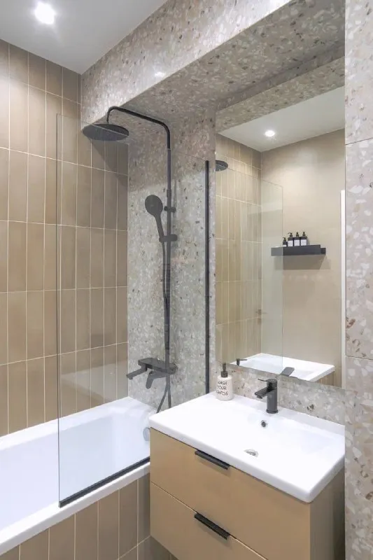 Сдается просторная однокомнатная квартира с дизайнерским ремонтом
📍Адрес: измайловский бульвар, д. 4, к. 1, жк «галактика про»
🔹О квартире: расположена в жк бизнес-класса, 2 этаж. Всего 6 квартир на этаже, все соседи порядочные, семейные люди. Удачная планировка: 41 квм, просторная кухня-гостиная, изолированная спальня, санузел и балкон.
🔹Локация: в 7-10 минутах ходьбы до м. Балтийская и фрунзенская.
В квартире:
- Очень много мест хранения: корпусные шкафы в коридоре, спальне и даже на балконе.
- Вся бытовая техника: два телевизора, посудомоечная машина, индукционная плита, духовка - electrolux, стиральная машина haier, кондиционер, водонагреватель.
- Большая двуспальная кровать с ортопедическим матрасом, также оставляем гладильную доску, сушилку, утюг, посуду.
❗️Ремонт дизайнерский
🐱Мы очень любим животных, поэтому их проживание с вами готовы обсудить.
Условия: только на длительную аренду, 75 000 руб. / мес + к/у + интернет. Договор с собственником.
Контакт в закрытой базе @rentinspbbot - фотография - 6