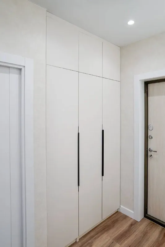 Сдается просторная однокомнатная квартира с дизайнерским ремонтом
📍Адрес: измайловский бульвар, д. 4, к. 1, жк «галактика про»
🔹О квартире: расположена в жк бизнес-класса, 2 этаж. Всего 6 квартир на этаже, все соседи порядочные, семейные люди. Удачная планировка: 41 квм, просторная кухня-гостиная, изолированная спальня, санузел и балкон.
🔹Локация: в 7-10 минутах ходьбы до м. Балтийская и фрунзенская.
В квартире:
- Очень много мест хранения: корпусные шкафы в коридоре, спальне и даже на балконе.
- Вся бытовая техника: два телевизора, посудомоечная машина, индукционная плита, духовка - electrolux, стиральная машина haier, кондиционер, водонагреватель.
- Большая двуспальная кровать с ортопедическим матрасом, также оставляем гладильную доску, сушилку, утюг, посуду.
❗️Ремонт дизайнерский
🐱Мы очень любим животных, поэтому их проживание с вами готовы обсудить.
Условия: только на длительную аренду, 75 000 руб. / мес + к/у + интернет. Договор с собственником.
Контакт в закрытой базе @rentinspbbot - фотография - 9