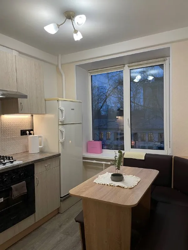 Сдается уютная однокомнатная квартира 30 м².
В самом сердце московского района, у метро парк победы, по адресу новоизмайловский проспект 27.
Удобное расположение, в 3-5 минутах автобусная остановка, метро московская в 20 минутах от дома.
До аэропорта 15-20 минут на такси, до центра города около 40 минут на метро.
Через дорогу от дома большой парк авиаторов.
Окна квартиры выходят в тихий и спокойный двор.
В квартире всегда уютно и светло за счет нахождения на солнечной стороне.
Квартира светлая, ремонт свежий, ему 1 год.
Есть все необходимое: стиральная машина, эл. Чайник, газовые печь и плита, полноценая кровать с ортопедическим матрасом и диван, рабочие стол и стул, комод и шкаф.
В квартиру проведен оптический интернет кабель.
Также квартите есть балкон, поэтому вопросов с хранением точно не будет
Квартира сдается на длительный срок от собственника.
Ежемесячный платеж 42 000 рублей
Залог размером в ежемесячный платеж.
Ку оплачивается отдельно примерно 3 000-4 000р
Контакт в базе @rentinspbbot - фотография - 1