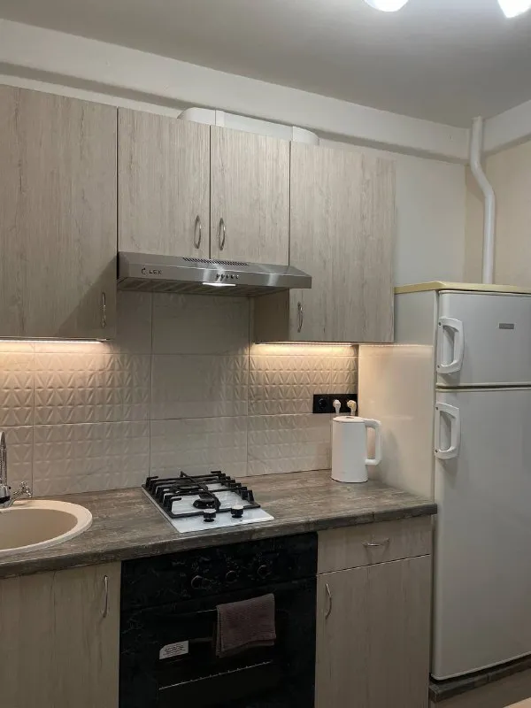 Сдается уютная однокомнатная квартира 30 м².
В самом сердце московского района, у метро парк победы, по адресу новоизмайловский проспект 27.
Удобное расположение, в 3-5 минутах автобусная остановка, метро московская в 20 минутах от дома.
До аэропорта 15-20 минут на такси, до центра города около 40 минут на метро.
Через дорогу от дома большой парк авиаторов.
Окна квартиры выходят в тихий и спокойный двор.
В квартире всегда уютно и светло за счет нахождения на солнечной стороне.
Квартира светлая, ремонт свежий, ему 1 год.
Есть все необходимое: стиральная машина, эл. Чайник, газовые печь и плита, полноценая кровать с ортопедическим матрасом и диван, рабочие стол и стул, комод и шкаф.
В квартиру проведен оптический интернет кабель.
Также квартите есть балкон, поэтому вопросов с хранением точно не будет
Квартира сдается на длительный срок от собственника.
Ежемесячный платеж 42 000 рублей
Залог размером в ежемесячный платеж.
Ку оплачивается отдельно примерно 3 000-4 000р
Контакт в базе @rentinspbbot - фотография - 2