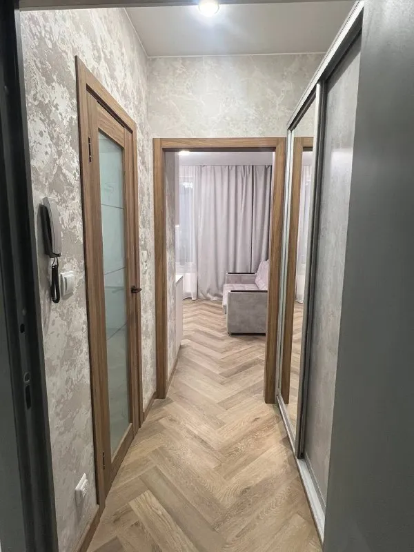Сдам в долгосрочную аренду студию 22метра
Адрес кубинская 82к3 жк cube
До метро московская 15-20 минут ходу пешком, на машине буквально в пределах одного перекрестка выезд на кад и зсд. Для тех, кто на авто перед домом прям под окнами большая парковка на которой не нужно искать места или кого-то подпирать, а утром вставать и отгонять автомобиль. А также две парковки на территории жк + имеется подземный паркинг.

Только что законченный ремонт, вы будите первые. Без агентских
Из удобств:
-Теплые полы в ванной
-Стиральная машина
- Кондиционер, что бы летом не умирать от жары
- Фильтр воды
- Электроплита, духовой шкаф, мультиварка, холодильник.
- Wi- fi
В жилом комплексе магазины и маркетплейсы.

Мы ищем порядочного чистоплотного арендатора, предпочтительно девушку/женщину, гражданство рф, без животных. Курить нельзя. На длительный срок( договор).

Аренда 35 т. Р. + к/у
Залог 30, можем разбить на несколько месяцев.
Открыт к диалогу
Контакт в базе собственников @rentinspbbot - фотография - 2