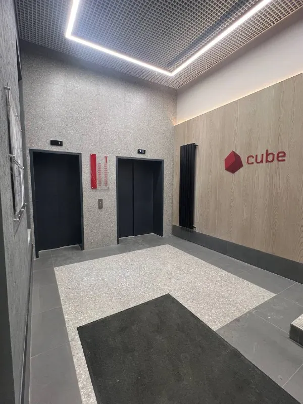 Сдам в долгосрочную аренду студию 22метра
Адрес кубинская 82к3 жк cube
До метро московская 15-20 минут ходу пешком, на машине буквально в пределах одного перекрестка выезд на кад и зсд. Для тех, кто на авто перед домом прям под окнами большая парковка на которой не нужно искать места или кого-то подпирать, а утром вставать и отгонять автомобиль. А также две парковки на территории жк + имеется подземный паркинг.

Только что законченный ремонт, вы будите первые. Без агентских
Из удобств:
-Теплые полы в ванной
-Стиральная машина
- Кондиционер, что бы летом не умирать от жары
- Фильтр воды
- Электроплита, духовой шкаф, мультиварка, холодильник.
- Wi- fi
В жилом комплексе магазины и маркетплейсы.

Мы ищем порядочного чистоплотного арендатора, предпочтительно девушку/женщину, гражданство рф, без животных. Курить нельзя. На длительный срок( договор).

Аренда 35 т. Р. + к/у
Залог 30, можем разбить на несколько месяцев.
Открыт к диалогу
Контакт в базе собственников @rentinspbbot - фотография - 9