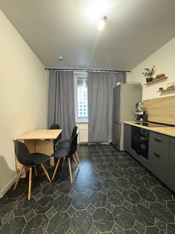 Уважаемые арендаторы, в долгосрок сдается 1кв в жк графика.
📍Екатерининская 18/3, (девяткино)
💼Договор от 11 мес. С продлением.
💰Условия аренды:
Арендная ставка 38тыс +ку (залог 38тыс. Руб)
💡О квартире:
Новый современный ремонт.
Кухня - кухонный гарнитур со всей техникой (варочная панель, духовой шкаф, холодильник, свч, посудомоечная машина, фильтры на воду, кофемашина, чайник). Комната - двуспальная кровать, большой шкаф, комод. Вся мебель и техника представлены на фото.
🚻Пожелания к арендатору: у нас нет требования к полу потенциального арендатора. Мы ищем порядочного и ответственного жильца, кто будет бережно относится к квартире и имуществу в ней. Рассматриваем арендаторов с гражданством рф, так как не готовы заниматься постановкой не граждан на учет. Проживание с животными запрещено, мы просим соблюдать режим тишины и не курить в квартире.
🔑Ближайшие просмотры - с 21.12. Заезд с 8-9.01
Марина контакт в базе @rentinspbbot - фотография - 2