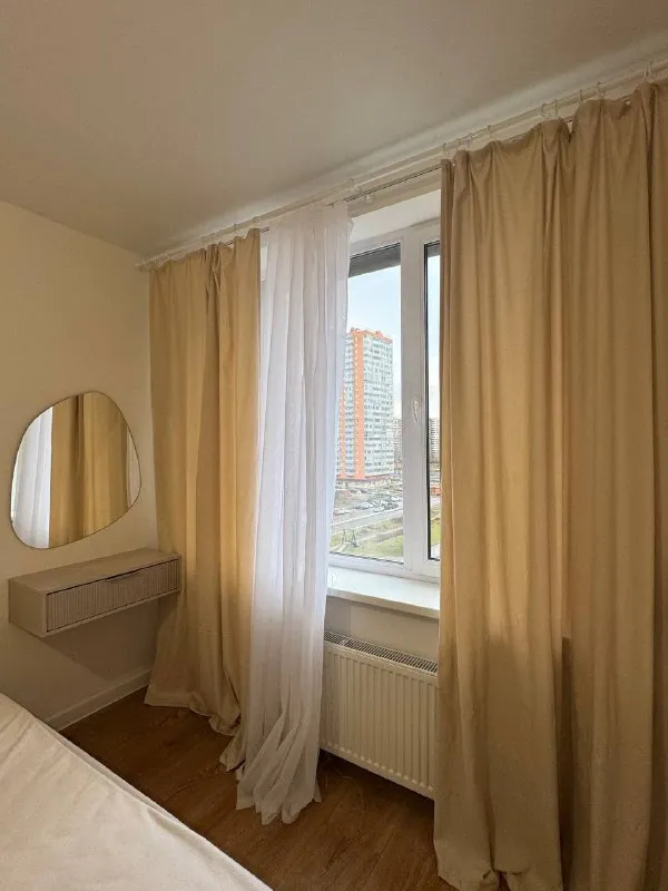 Уважаемые арендаторы, в долгосрок сдается 1кв в жк графика.
📍Екатерининская 18/3, (девяткино)
💼Договор от 11 мес. С продлением.
💰Условия аренды:
Арендная ставка 38тыс +ку (залог 38тыс. Руб)
💡О квартире:
Новый современный ремонт.
Кухня - кухонный гарнитур со всей техникой (варочная панель, духовой шкаф, холодильник, свч, посудомоечная машина, фильтры на воду, кофемашина, чайник). Комната - двуспальная кровать, большой шкаф, комод. Вся мебель и техника представлены на фото.
🚻Пожелания к арендатору: у нас нет требования к полу потенциального арендатора. Мы ищем порядочного и ответственного жильца, кто будет бережно относится к квартире и имуществу в ней. Рассматриваем арендаторов с гражданством рф, так как не готовы заниматься постановкой не граждан на учет. Проживание с животными запрещено, мы просим соблюдать режим тишины и не курить в квартире.
🔑Ближайшие просмотры - с 21.12. Заезд с 8-9.01
Марина контакт в базе @rentinspbbot - фотография - 5