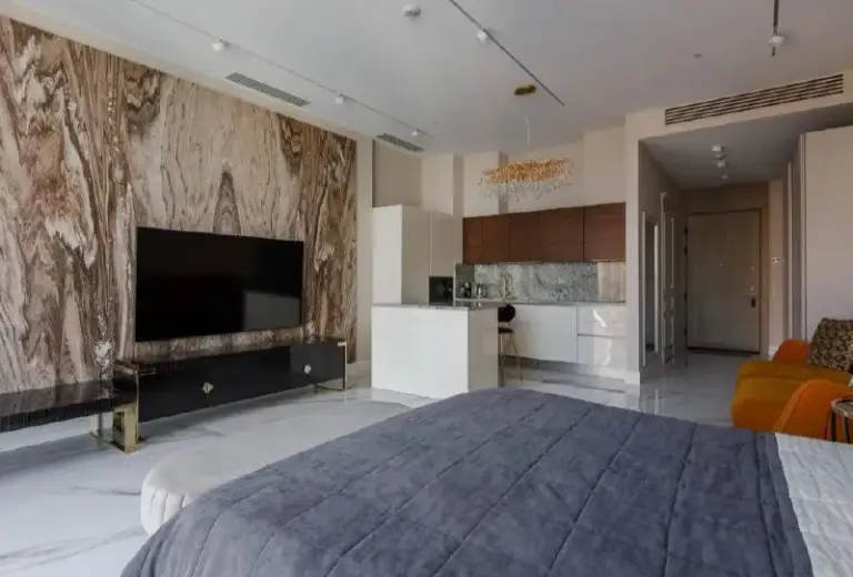 🔥 Панорамные апартаменты в москва‑сити⁣⁣⠀
⁣⁣⠀
⁣⁣⠀
Студия на 46‑м этаже с захватывающим видом на город. Идеально для отдыха или командировки!⁣⁣⠀
⁣⁣⠀
⁣⁣⠀
✨ Что есть в апартаментах:⁣⁣⠀
• Дизайнерский интерьер;⁣⁣⠀
• Просторная гостиная;⁣⁣⠀
• Полностью оборудованная кухня;⁣⁣⠀
• Современная ванная (полотенца и аксессуары включены). ⁣⁣⠀
⁣⁣⠀
📍 Локация:⁣⁣⠀
• 2 Минуты до метро «деловой центр» / «москва‑сити»;⁣⁣⠀
• Рядом — рестораны, кафе, магазины и фитнес‑клубы. ⁣⁣⠀
⁣⁣⠀
⏰ Условия заселения:⁣⁣⠀
• Заезд с 15:00, выезд до 11:00;⁣⁣⠀
• Возможно размещение до 3 гостей;⁣⁣⠀
• Бесконтактное заселение после оплаты;⁣⁣⠀
• Платная гостевая парковка. ⁣⁣⠀
⁣⁣⠀
💰 Оплата:⁣⁣⠀
• Наличными или безналично;⁣⁣⠀
• Выдаём чеки с qr‑кодом;⁣⁣⠀
• Готовим документы для организаций и командировочных. ⁣⁣⠀
⁣⁣⠀
💸 Стоимость: от 15 000 ₽/сутки⁣⁣⠀
⁣⁣⠀
⁣⁣⠀
👉 Хотите забронировать?⁣⁣⠀
Пишите в личные сообщения — @lina_volche отвечу на ваши вопросы ⁣⁣⠀
⁣⁣⠀
⁣⁣⠀
⁣⁣⠀ - фотография - 4