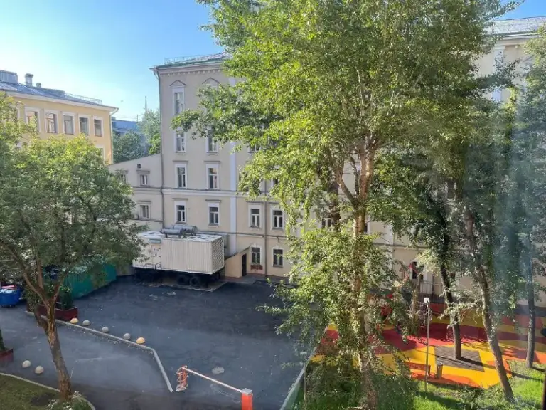 М. Смоленская
Комната

▫️Ул. Ружейный переулок 4с1

Ищу вместо себя соседа/соседку в изолированную комнату в просторной квартире в самом центре москвы

Рядом с арбатом, ближайшее метро, станция смоленская, 5-10 минут пешком.

Что предлагаем?

Чистая, уютная, теплая комната с мебелью:
- Кровать + матрац
- Стол
- Компьютерное кресло
- Кресло для отдыха
- Винтажные шкаф
- Тумбочка

Окна выходят в тихий и аккуратный двор.
Никаких проблем с соседями.
Очень тихое жильё с толстыми кирпичными стенами.

Общее пространство:
- Два санузла и ванна - джакузи
- Просторная оборудованная кухня со всем необходимым включая посудомоечную машину, много света и пространства
- Просторный общий зал
- Большое количество мест для хранения в коридоре и комнате

Соседи:
- В первой комнате - парень с девушкой, 37 лет, предприниматели;
- Во второй комнате - парень, 32 года, продюсер;
Все ребята работающие, вежливые, эмпатичные и приветливые люди, уважающие личное пространство.

Все со всеми в дружных отношениях.

Никто из жильцов не курит

Прожил тут 5 очень насыщенных месяцев, но сейчас пора съезжать. Несмотря на то, что условия отличные - на данный момент требуется отдельная квартира, потому что с нг перевожу семью в москву.

Готова к заселению в любое время.

Цена 45.000₽ в месяц (с учетом ку) + залог по договоренности
Отдельно оплачивается: вода, клининг, wi-fi (~2.000₽ месяц)

Контакты @bashmakov_r

➡️Предоплату/бронь/заморозку денег/автооплату до просмотра квартиры не вносить! Если по этому объявлению спрашивают какую либо оплату сообщите по контактам в описании канала. - фотография - 1