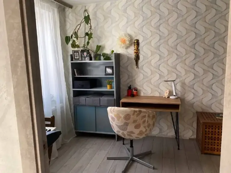 Двухкомнатная квартира 🏙️
М. Кузьминки7️⃣

Сдаётся только на 2 месяца!
С 5 января по 5 марта 🗓️

Светлая, уютная квартира.

М. Кузьминки, 7-10 минут пешком.

📍Адрес: волгоградский проспект 118/7к2, 2 этаж

🔑 Площадь: 45 м² 🌞
Одна комната проходная с циклорамой (для съемки фото и видео) в которой есть раскладной диаан, вторая маленькая отдельная спальня с кроватью на паллетах.

🛋 В квартире:
• Двуспальная кровать
• Балкон
• Циклорама
• Стиральная машина
• Духовка
• Газовая плита
• Микроволновка
• Холодильник
• Раскладной диван

Очень чисто и уютно, современный ремонт. Квартира идеально подходит для девушки или молодой пары 🫶🏼

💳Цена: 50.000₽/месяц (включая коммунальные платеди и интернет).

Можно с кошкой или маленькой собачкой

📌 При заселении: оплата сразу за 2 месяца без залога

💌Telegram: @kateprokate - фотография - 8