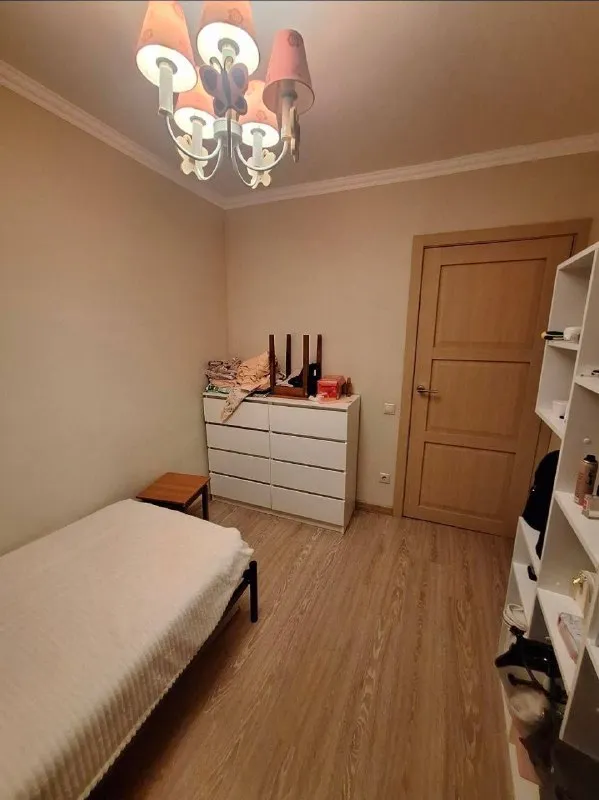 Комната🏙️
М. Тимирязевская9️⃣

2-Комнатная квартира в 7 минутах ходьбы от м. Тимирязевская в тихом спальном районе 🌷
Рядом множество магазинов, тц.

В квартире есть необходимая техника: холодильник, стиральная машина, газовая плита, микроволновка, кофемашина.

Сейчас в комнате проживает моя соседка, скоро будет съезжать по семейным обстоятельствам, скорее всего заберёт с собой стол и стул, но я готова помочь с поиском новых (артикулы остались).
Помимо большого комода и стеллажа в комнате, в соседней есть большой шкаф, в котором найдётся место для хранения вещей двух человек.

В соседней комнате живу я, студентка 1 курса меда, тихая, дружелюбная.

Ищу чистоплотную девушку до 22 лет без домашних животных, желательно на длительный срок

💳Цена: 35.000₽/месяц + залог + ку.

Заезд с февраля

💌Telegram: @topt1zhka
+7-906-354-21-28 - фотография - 3