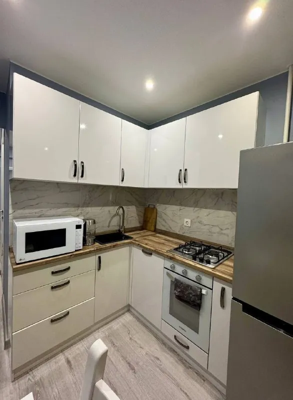 1-К квартира🏙️
М. Коломенская2️⃣
Сдается 1-к квартира, 34 м², от собственника. 10 минут от м. Коломенская.
Рядом набережная москвы-реки, парк-музей «коломенское», вся инфраструктура.
6/9 Этаж, теплый кирпичный дом. Подъезд после ремонта, новые лифты, камера на первом этаже.
Современный, полностью оснащенный интерьер. Всё для комфортной жизни: кровать askona 160×200, smart tv 55″, кондиционер, стиральная машина, робот-пылесос, вся техника и мебель (ikea, samsung). Застекленная лоджия. Ежемесячный клининг включен.
💳Цена: 75.000₽/месяц + вода/электричество по счетчикам + интернет 900₽. Залог (страховой депозит): 75.000₽. Без комиссии. От 11 месяцев.
❗️Важно: рассматриваем одного ответственного человека или спокойную пару (без детей, животных). Курение только iqos. Гражданство рф, постоянная работа
Заселение с 26 января.
Квартира сдана ✅ - фотография - 1