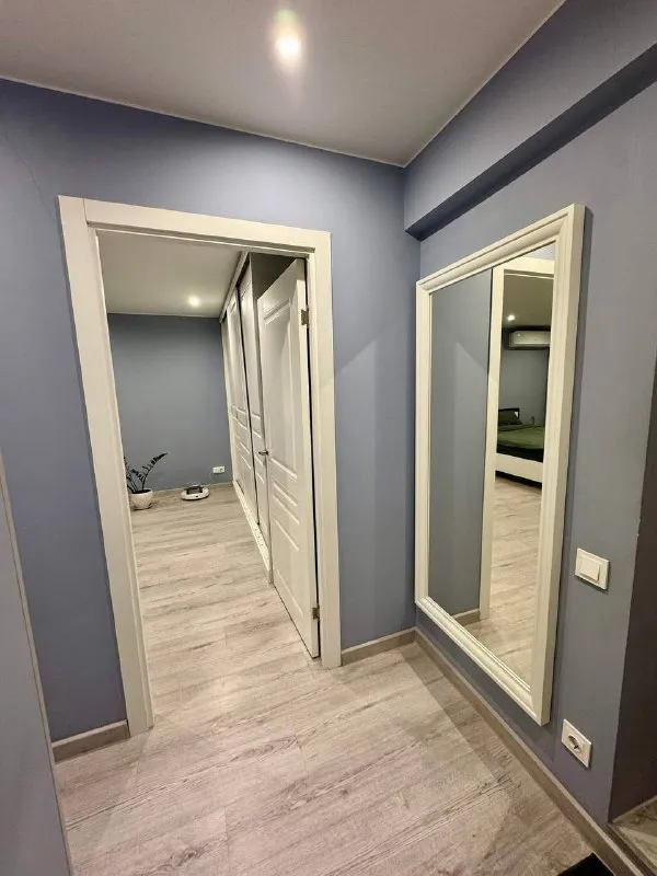 1-К квартира🏙️
М. Коломенская2️⃣
Сдается 1-к квартира, 34 м², от собственника. 10 минут от м. Коломенская.
Рядом набережная москвы-реки, парк-музей «коломенское», вся инфраструктура.
6/9 Этаж, теплый кирпичный дом. Подъезд после ремонта, новые лифты, камера на первом этаже.
Современный, полностью оснащенный интерьер. Всё для комфортной жизни: кровать askona 160×200, smart tv 55″, кондиционер, стиральная машина, робот-пылесос, вся техника и мебель (ikea, samsung). Застекленная лоджия. Ежемесячный клининг включен.
💳Цена: 75.000₽/месяц + вода/электричество по счетчикам + интернет 900₽. Залог (страховой депозит): 75.000₽. Без комиссии. От 11 месяцев.
❗️Важно: рассматриваем одного ответственного человека или спокойную пару (без детей, животных). Курение только iqos. Гражданство рф, постоянная работа
Заселение с 26 января.
Квартира сдана ✅ - фотография - 2