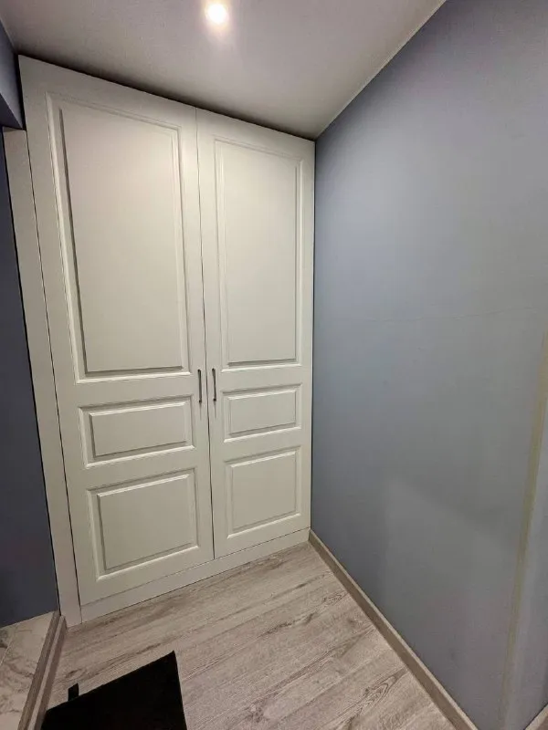 1-К квартира🏙️
М. Коломенская2️⃣
Сдается 1-к квартира, 34 м², от собственника. 10 минут от м. Коломенская.
Рядом набережная москвы-реки, парк-музей «коломенское», вся инфраструктура.
6/9 Этаж, теплый кирпичный дом. Подъезд после ремонта, новые лифты, камера на первом этаже.
Современный, полностью оснащенный интерьер. Всё для комфортной жизни: кровать askona 160×200, smart tv 55″, кондиционер, стиральная машина, робот-пылесос, вся техника и мебель (ikea, samsung). Застекленная лоджия. Ежемесячный клининг включен.
💳Цена: 75.000₽/месяц + вода/электричество по счетчикам + интернет 900₽. Залог (страховой депозит): 75.000₽. Без комиссии. От 11 месяцев.
❗️Важно: рассматриваем одного ответственного человека или спокойную пару (без детей, животных). Курение только iqos. Гражданство рф, постоянная работа
Заселение с 26 января.
Квартира сдана ✅ - фотография - 3