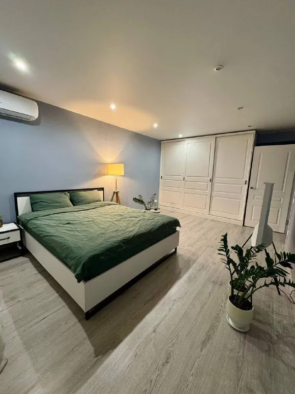 1-К квартира🏙️
М. Коломенская2️⃣
Сдается 1-к квартира, 34 м², от собственника. 10 минут от м. Коломенская.
Рядом набережная москвы-реки, парк-музей «коломенское», вся инфраструктура.
6/9 Этаж, теплый кирпичный дом. Подъезд после ремонта, новые лифты, камера на первом этаже.
Современный, полностью оснащенный интерьер. Всё для комфортной жизни: кровать askona 160×200, smart tv 55″, кондиционер, стиральная машина, робот-пылесос, вся техника и мебель (ikea, samsung). Застекленная лоджия. Ежемесячный клининг включен.
💳Цена: 75.000₽/месяц + вода/электричество по счетчикам + интернет 900₽. Залог (страховой депозит): 75.000₽. Без комиссии. От 11 месяцев.
❗️Важно: рассматриваем одного ответственного человека или спокойную пару (без детей, животных). Курение только iqos. Гражданство рф, постоянная работа
Заселение с 26 января.
Квартира сдана ✅ - фотография - 5