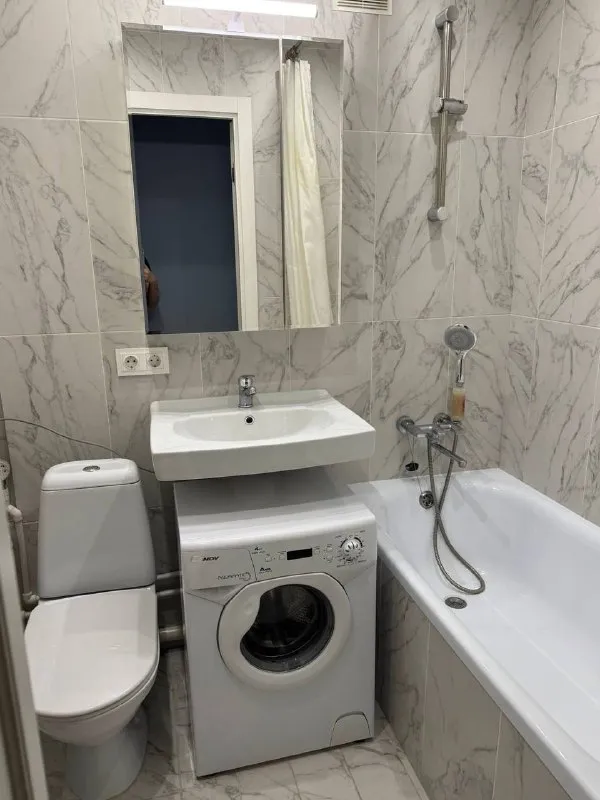 1-К квартира🏙️
М. Коломенская2️⃣
Сдается 1-к квартира, 34 м², от собственника. 10 минут от м. Коломенская.
Рядом набережная москвы-реки, парк-музей «коломенское», вся инфраструктура.
6/9 Этаж, теплый кирпичный дом. Подъезд после ремонта, новые лифты, камера на первом этаже.
Современный, полностью оснащенный интерьер. Всё для комфортной жизни: кровать askona 160×200, smart tv 55″, кондиционер, стиральная машина, робот-пылесос, вся техника и мебель (ikea, samsung). Застекленная лоджия. Ежемесячный клининг включен.
💳Цена: 75.000₽/месяц + вода/электричество по счетчикам + интернет 900₽. Залог (страховой депозит): 75.000₽. Без комиссии. От 11 месяцев.
❗️Важно: рассматриваем одного ответственного человека или спокойную пару (без детей, животных). Курение только iqos. Гражданство рф, постоянная работа
Заселение с 26 января.
Квартира сдана ✅ - фотография - 6