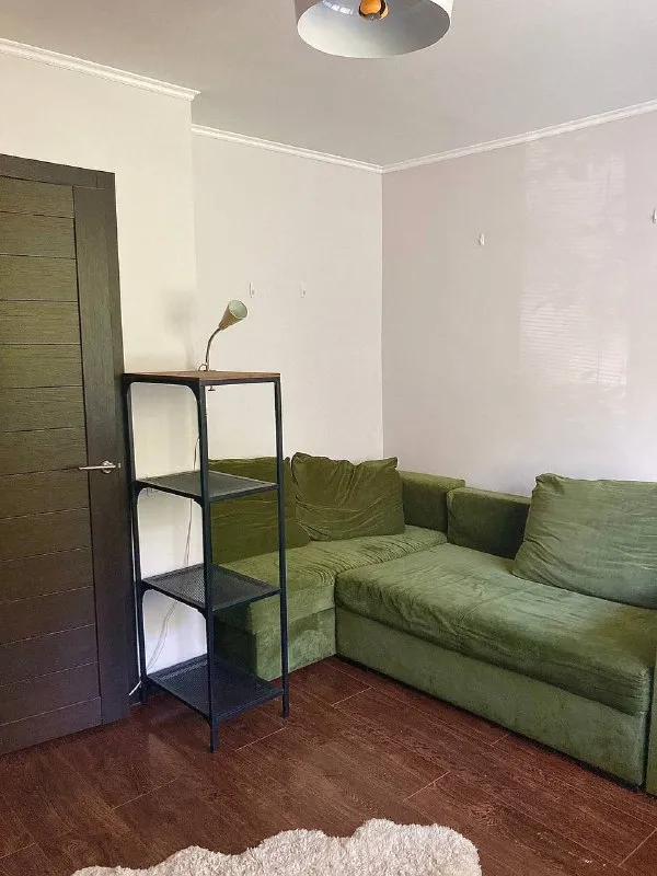 2-К квартира🏙️
М. Парк победы3️⃣
Сдаём с начала января собственную 2-к квартиру (35 м²).
М. Парк победы (10 минут пешком). На длительный срок.
Небольшая, но очень уютная. Тихий двор вдалеке от больших дорог.
Парковка во дворе под шлагбаумом - стоит 5.000₽ в год. Комнаты смежные, с зелёным диваном проходная. В квартире есть все необходимое: стиралка, холодильник, микроволновка, духовая печь, вай-фай. На счёт мебели договариваемся, лишнее вывезем. В подъезде только что сделан кап. Ремонт.
Просмотры с 3/4 января.
💳Цена: 70.000₽ + ку. Небольшой торг по цене за аренду возможен. Залог за один месяц вперёд.
Можно с детьми, можно с животными.
Очень надеемся найти хороших и адекватных квартиросъёмщиков-обещаем в ответ не беспокоить вас лишними визитами, но всегда быть на связи.
💌Telegram: @monalovegood - фотография - 2
