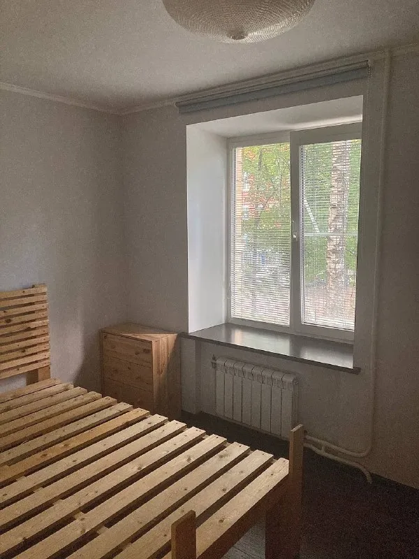 2-К квартира🏙️
М. Парк победы3️⃣
Сдаём с начала января собственную 2-к квартиру (35 м²).
М. Парк победы (10 минут пешком). На длительный срок.
Небольшая, но очень уютная. Тихий двор вдалеке от больших дорог.
Парковка во дворе под шлагбаумом - стоит 5.000₽ в год. Комнаты смежные, с зелёным диваном проходная. В квартире есть все необходимое: стиралка, холодильник, микроволновка, духовая печь, вай-фай. На счёт мебели договариваемся, лишнее вывезем. В подъезде только что сделан кап. Ремонт.
Просмотры с 3/4 января.
💳Цена: 70.000₽ + ку. Небольшой торг по цене за аренду возможен. Залог за один месяц вперёд.
Можно с детьми, можно с животными.
Очень надеемся найти хороших и адекватных квартиросъёмщиков-обещаем в ответ не беспокоить вас лишними визитами, но всегда быть на связи.
💌Telegram: @monalovegood - фотография - 4