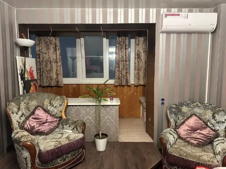 3-К квартира🏙️
М. Южная🚇

Задаётся трёхкомнатная квартира в пешей доступности (3–5 мин) от метро «южная»

📍Адрес: кировоградская улица, 8к3

Плюсы дома и квартиры:
Дом 24-этажный, с консьержкой, 4 лифта. На первом этаже расположены детский сад, бассейн, магазин, парикмахерская для животных, банкоматы. Также дому принадлежит отдельная стоянка, что позволяет жителям, у которых нет места на стоянке, всегда найти место непосредственно у дома.

Плюсы квартиры:
Расположена на 19 этаже с видом на прекрасный парк, с детскими площадками, школами и садами, а не на проезжую часть. В квартире 2 раздельных санузла: в одном — ванна, в другом — душевая кабина. Также имеется прачечная/постирочная.
Есть балкон и прекрасная лоджия. Квартира полностью оборудована необходимой техникой:
Кондиционер, посудомойка, микроволновая печь, стиральная машинка с сушкой, телевизоры
Заезжай и живи.

Можно с детьми.
С животными обсуждается (скорее да).

💳Цена: 90.000₽ + счетчики вода/свет. Залог 90.000₽ можно разбить на несколько частей.

Все остальные подробности и плюсы — по телефону.

💌Telegram: @anechka9797 - фотография - 3