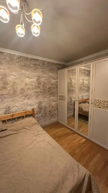 Комната🏙️
М. Каширская2️⃣
Сдается комната для девушки в 3-к квартире.
15-20 Минут пешком / 5 минут на автобусе от м. Каширская и м. Кантемировская.
• Комната с хорошим ремонтом: большая кровать, шкаф с зеркалом, комод. Вся квартира — место для отдыха, с чистой и спокойной атмосферой. В соседних комнатах живут две девушки (юрист и аналитик), адекватные и уважающие границы. Район тихий, с удобной транспортной доступностью.
▫️Ищем одну соседку:
· Возраст 27-33 года
· Работает в офисе (5/2, не удалённо), платежеспособная.
· Чистоплотная, адекватная, неконфликтная
· Без вредных привычек (курение, включая вейпы, запрещено)
· Без животных и частых гостей
💳Цена: 24.000₽/месяц + интернет 200₽. Залог: 24.000₽
💌Telegram: @mv555mv - фотография - 2