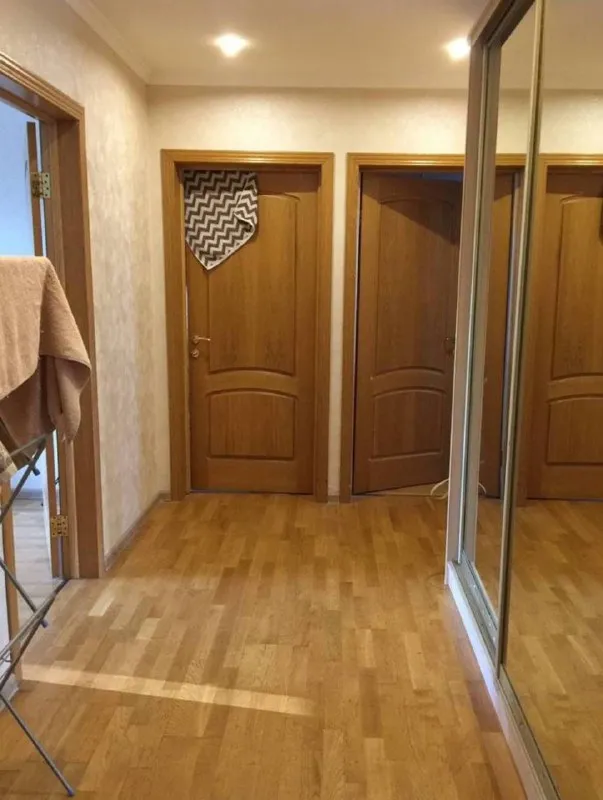 Комната🏙️
М. Каширская2️⃣
Сдается комната для девушки в 3-к квартире.
15-20 Минут пешком / 5 минут на автобусе от м. Каширская и м. Кантемировская.
• Комната с хорошим ремонтом: большая кровать, шкаф с зеркалом, комод. Вся квартира — место для отдыха, с чистой и спокойной атмосферой. В соседних комнатах живут две девушки (юрист и аналитик), адекватные и уважающие границы. Район тихий, с удобной транспортной доступностью.
▫️Ищем одну соседку:
· Возраст 27-33 года
· Работает в офисе (5/2, не удалённо), платежеспособная.
· Чистоплотная, адекватная, неконфликтная
· Без вредных привычек (курение, включая вейпы, запрещено)
· Без животных и частых гостей
💳Цена: 24.000₽/месяц + интернет 200₽. Залог: 24.000₽
💌Telegram: @mv555mv - фотография - 3