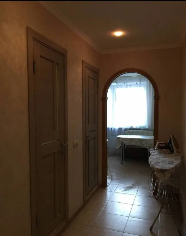 Комната🏙️
М. Каширская2️⃣
Сдается комната для девушки в 3-к квартире.
15-20 Минут пешком / 5 минут на автобусе от м. Каширская и м. Кантемировская.
• Комната с хорошим ремонтом: большая кровать, шкаф с зеркалом, комод. Вся квартира — место для отдыха, с чистой и спокойной атмосферой. В соседних комнатах живут две девушки (юрист и аналитик), адекватные и уважающие границы. Район тихий, с удобной транспортной доступностью.
▫️Ищем одну соседку:
· Возраст 27-33 года
· Работает в офисе (5/2, не удалённо), платежеспособная.
· Чистоплотная, адекватная, неконфликтная
· Без вредных привычек (курение, включая вейпы, запрещено)
· Без животных и частых гостей
💳Цена: 24.000₽/месяц + интернет 200₽. Залог: 24.000₽
💌Telegram: @mv555mv - фотография - 4