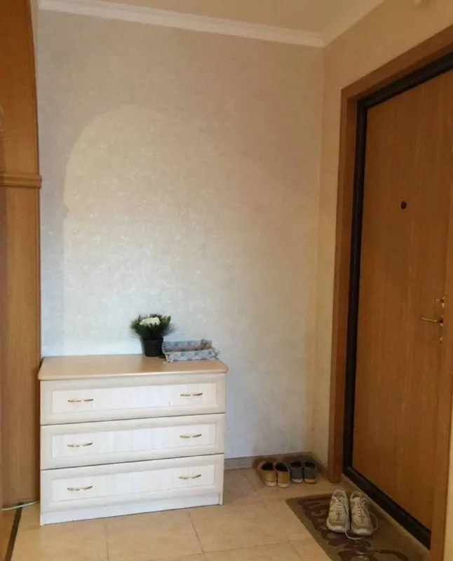 Комната🏙️
М. Каширская2️⃣
Сдается комната для девушки в 3-к квартире.
15-20 Минут пешком / 5 минут на автобусе от м. Каширская и м. Кантемировская.
• Комната с хорошим ремонтом: большая кровать, шкаф с зеркалом, комод. Вся квартира — место для отдыха, с чистой и спокойной атмосферой. В соседних комнатах живут две девушки (юрист и аналитик), адекватные и уважающие границы. Район тихий, с удобной транспортной доступностью.
▫️Ищем одну соседку:
· Возраст 27-33 года
· Работает в офисе (5/2, не удалённо), платежеспособная.
· Чистоплотная, адекватная, неконфликтная
· Без вредных привычек (курение, включая вейпы, запрещено)
· Без животных и частых гостей
💳Цена: 24.000₽/месяц + интернет 200₽. Залог: 24.000₽
💌Telegram: @mv555mv - фотография - 5