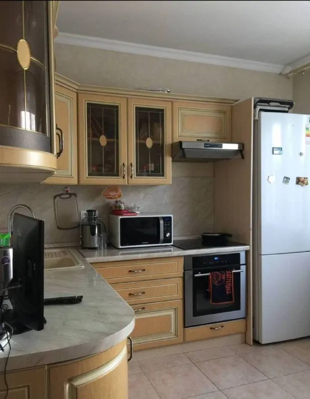 Комната🏙️
М. Каширская2️⃣
Сдается комната для девушки в 3-к квартире.
15-20 Минут пешком / 5 минут на автобусе от м. Каширская и м. Кантемировская.
• Комната с хорошим ремонтом: большая кровать, шкаф с зеркалом, комод. Вся квартира — место для отдыха, с чистой и спокойной атмосферой. В соседних комнатах живут две девушки (юрист и аналитик), адекватные и уважающие границы. Район тихий, с удобной транспортной доступностью.
▫️Ищем одну соседку:
· Возраст 27-33 года
· Работает в офисе (5/2, не удалённо), платежеспособная.
· Чистоплотная, адекватная, неконфликтная
· Без вредных привычек (курение, включая вейпы, запрещено)
· Без животных и частых гостей
💳Цена: 24.000₽/месяц + интернет 200₽. Залог: 24.000₽
💌Telegram: @mv555mv - фотография - 6
