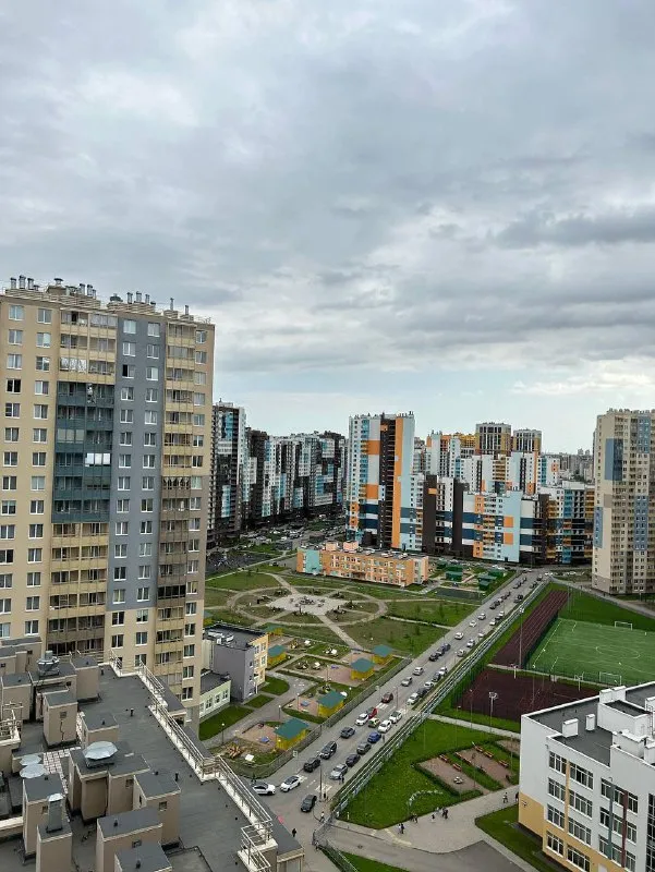 С 16/17 февраля сдается 1к квартира на длительный срок в жк «чистое небо»
До м. Комендантский пр. На транспорте 15-20 минут, на такси 10, остановка в 5 минутах ходьбы от дома.

В квартире остаётся вся бытовая техника, мебель, декор:
• Пылесос
• Проектор
• Стиральная машина
• Духовка
• Индукционная плита
• Посудомоечная машина
• Блендер, тостер
• Холодильник
• Чайник
• Посуда
Сдается без комиссии, животные обсуждаются.
Арендаторами вижу людей, с которыми сойдемся по ценностям и будем на одной волне, кто будет бережно относится к чужому имуществу.

Цена: 36000+ку (2500-3500)+ залог 36000
Контакты хозяйки в закрытом тг с базой квартир, доступ в боте @rentinspbbot - фотография - 7