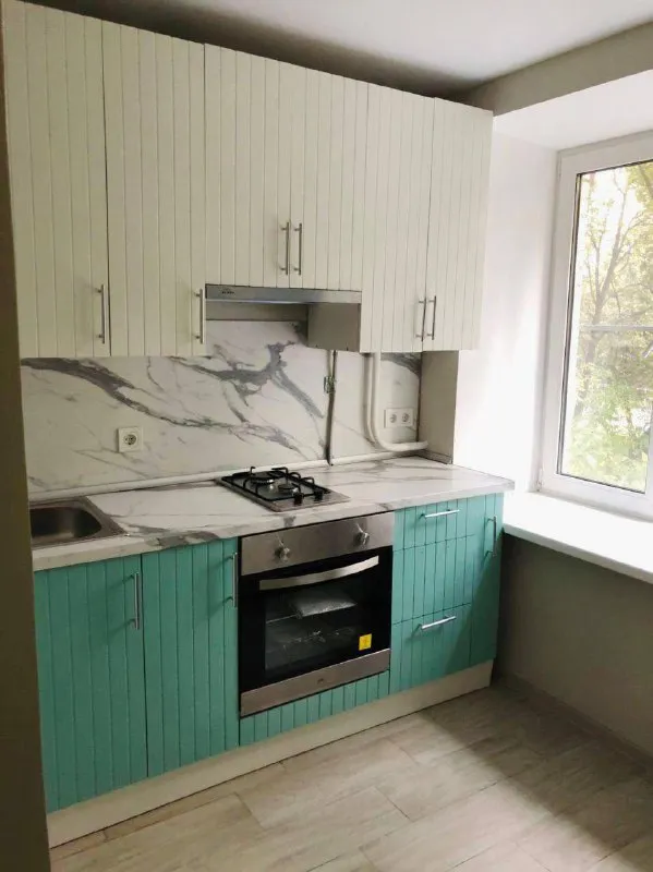 2-К квартира🏙
М. Первомайская/щелковская 3️⃣

📍Адрес: сиреневый бульвар, 65к1

• Этаж: 2/9
• Площадь 40 м²

12–15 Минут на транспорте, около 20 минут пешком до метро.

Сдается светлая, теплая и уютная двухкомнатная квартира, полностью готовая к комфортному проживанию. Окна выходят во двор, тихо и зелено. Зимой тепло, летом не жарко.

Планировка:
2 Изолированные комнаты 9 и 18 м², раздельный санузел.

В квартире есть вся базовая техника: встроенная кухня, холодильник, плита, духовой шкаф, стиральная машина.

Мебель: спальное место с качественным ортопедическим матрасом, диван-кровать, шкафы, комод, письменный стол, рейл для одежды, тумбочки.

Район спокойный и зеленый, рядом парки, магазины, аптеки и вся необходимая инфраструктура.

Срок сдачи: сдается в длительный срок, заезд возможен с 14 февраля.

💳Цена: 65.000₽/месяц. Оплата жкх: включена, счётчики оплачиваются отдельно. Залог: 65.000₽, возможна оплата частями.

💌Telegram: @anya_loewen - фотография - 1