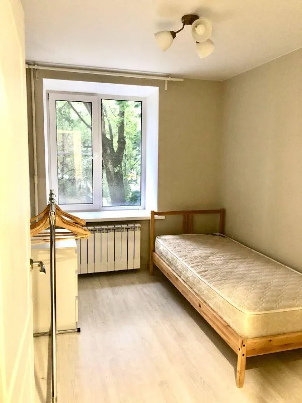 2-К квартира🏙
М. Первомайская/щелковская 3️⃣

📍Адрес: сиреневый бульвар, 65к1

• Этаж: 2/9
• Площадь 40 м²

12–15 Минут на транспорте, около 20 минут пешком до метро.

Сдается светлая, теплая и уютная двухкомнатная квартира, полностью готовая к комфортному проживанию. Окна выходят во двор, тихо и зелено. Зимой тепло, летом не жарко.

Планировка:
2 Изолированные комнаты 9 и 18 м², раздельный санузел.

В квартире есть вся базовая техника: встроенная кухня, холодильник, плита, духовой шкаф, стиральная машина.

Мебель: спальное место с качественным ортопедическим матрасом, диван-кровать, шкафы, комод, письменный стол, рейл для одежды, тумбочки.

Район спокойный и зеленый, рядом парки, магазины, аптеки и вся необходимая инфраструктура.

Срок сдачи: сдается в длительный срок, заезд возможен с 14 февраля.

💳Цена: 65.000₽/месяц. Оплата жкх: включена, счётчики оплачиваются отдельно. Залог: 65.000₽, возможна оплата частями.

💌Telegram: @anya_loewen - фотография - 2