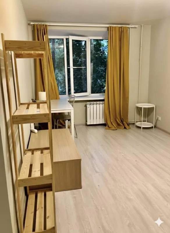 2-К квартира🏙
М. Первомайская/щелковская 3️⃣

📍Адрес: сиреневый бульвар, 65к1

• Этаж: 2/9
• Площадь 40 м²

12–15 Минут на транспорте, около 20 минут пешком до метро.

Сдается светлая, теплая и уютная двухкомнатная квартира, полностью готовая к комфортному проживанию. Окна выходят во двор, тихо и зелено. Зимой тепло, летом не жарко.

Планировка:
2 Изолированные комнаты 9 и 18 м², раздельный санузел.

В квартире есть вся базовая техника: встроенная кухня, холодильник, плита, духовой шкаф, стиральная машина.

Мебель: спальное место с качественным ортопедическим матрасом, диван-кровать, шкафы, комод, письменный стол, рейл для одежды, тумбочки.

Район спокойный и зеленый, рядом парки, магазины, аптеки и вся необходимая инфраструктура.

Срок сдачи: сдается в длительный срок, заезд возможен с 14 февраля.

💳Цена: 65.000₽/месяц. Оплата жкх: включена, счётчики оплачиваются отдельно. Залог: 65.000₽, возможна оплата частями.

💌Telegram: @anya_loewen - фотография - 3