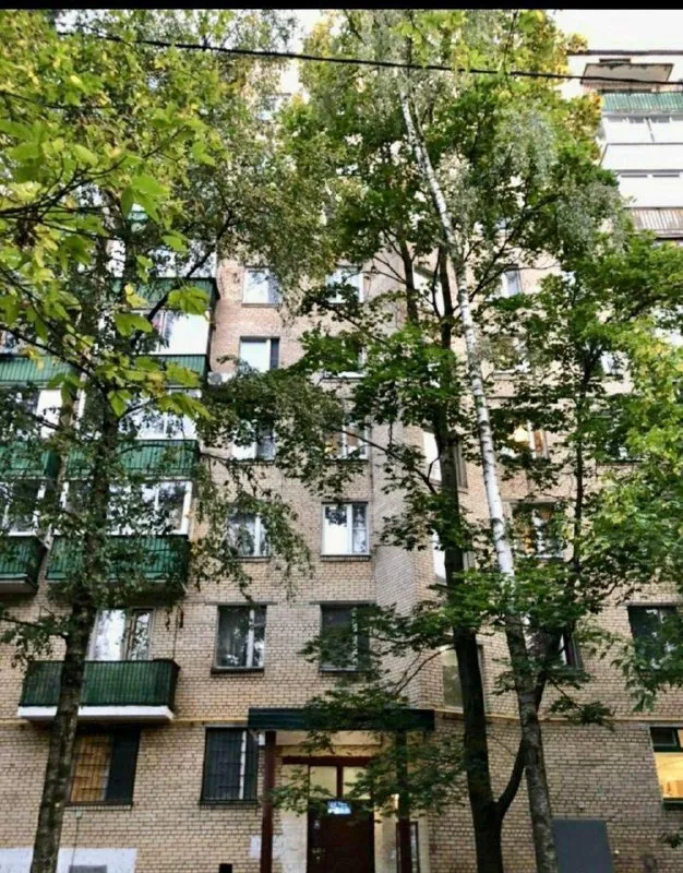 2-К квартира🏙
М. Первомайская/щелковская 3️⃣

📍Адрес: сиреневый бульвар, 65к1

• Этаж: 2/9
• Площадь 40 м²

12–15 Минут на транспорте, около 20 минут пешком до метро.

Сдается светлая, теплая и уютная двухкомнатная квартира, полностью готовая к комфортному проживанию. Окна выходят во двор, тихо и зелено. Зимой тепло, летом не жарко.

Планировка:
2 Изолированные комнаты 9 и 18 м², раздельный санузел.

В квартире есть вся базовая техника: встроенная кухня, холодильник, плита, духовой шкаф, стиральная машина.

Мебель: спальное место с качественным ортопедическим матрасом, диван-кровать, шкафы, комод, письменный стол, рейл для одежды, тумбочки.

Район спокойный и зеленый, рядом парки, магазины, аптеки и вся необходимая инфраструктура.

Срок сдачи: сдается в длительный срок, заезд возможен с 14 февраля.

💳Цена: 65.000₽/месяц. Оплата жкх: включена, счётчики оплачиваются отдельно. Залог: 65.000₽, возможна оплата частями.

💌Telegram: @anya_loewen - фотография - 9