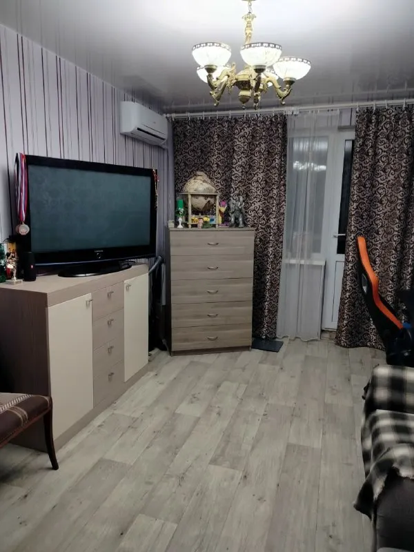 Продаётся уютная 2-х комн. Квартира на квартале волкова, 3/5-этажного дома.

Почему стоит выбрать эту квартиру?

* Капитальный ремонт: квартира в отличном состоянии, вам не придётся тратить время и средства на дополнительные работы.
* Увеличенная кухня: перепланировка узаконена, что исключает любые юридические вопросы.
* Окна и разводка м/п: для вашего удобства и комфорта.
* Совмещённый санузел в кафеле: душевая кабинка обеспечит комфорт и удобство.
* Застеклённый балкон: отличное место для отдыха и хранения вещей.
* Частично остаётся мебель: вам не нужно сразу покупать всё новое — кухня и встроенный шкаф в спальне уже в наличии.

Преимущества района:

* Вся необходимая инфраструктура в шаговой доступности: школы, детские сады, магазины, остановки общественного транспорта, колледж.

Цена: 5 500 000 рублей.

Звоните по номеру +79591467861 (оксана).

Не упустите свой шанс на уютное и комфортное жильё! - фотография - 1