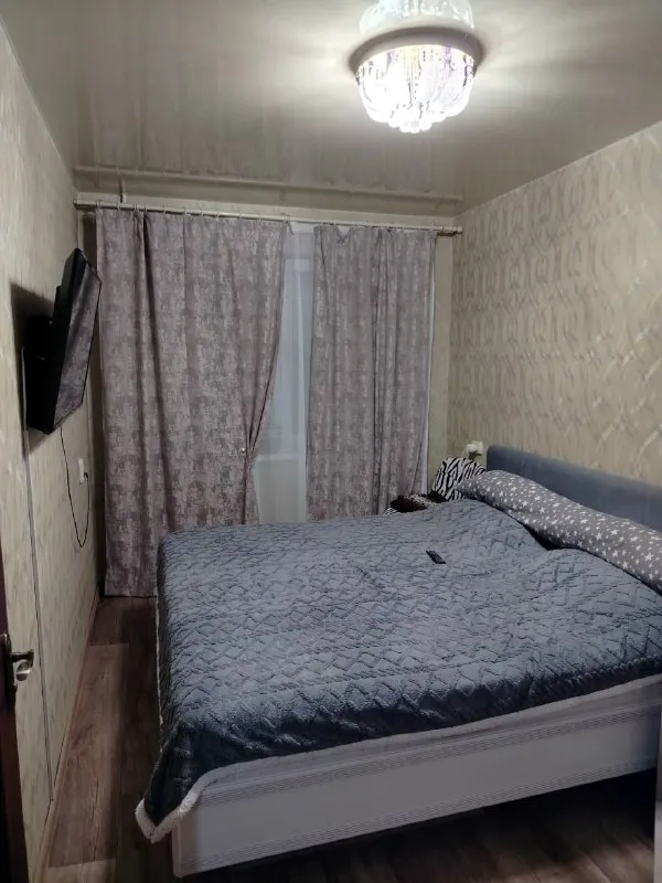 Продаётся уютная 2-х комн. Квартира на квартале волкова, 3/5-этажного дома.

Почему стоит выбрать эту квартиру?

* Капитальный ремонт: квартира в отличном состоянии, вам не придётся тратить время и средства на дополнительные работы.
* Увеличенная кухня: перепланировка узаконена, что исключает любые юридические вопросы.
* Окна и разводка м/п: для вашего удобства и комфорта.
* Совмещённый санузел в кафеле: душевая кабинка обеспечит комфорт и удобство.
* Застеклённый балкон: отличное место для отдыха и хранения вещей.
* Частично остаётся мебель: вам не нужно сразу покупать всё новое — кухня и встроенный шкаф в спальне уже в наличии.

Преимущества района:

* Вся необходимая инфраструктура в шаговой доступности: школы, детские сады, магазины, остановки общественного транспорта, колледж.

Цена: 5 500 000 рублей.

Звоните по номеру +79591467861 (оксана).

Не упустите свой шанс на уютное и комфортное жильё! - фотография - 3