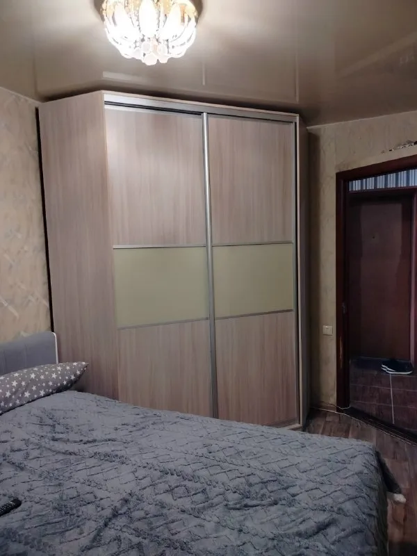 Продаётся уютная 2-х комн. Квартира на квартале волкова, 3/5-этажного дома.

Почему стоит выбрать эту квартиру?

* Капитальный ремонт: квартира в отличном состоянии, вам не придётся тратить время и средства на дополнительные работы.
* Увеличенная кухня: перепланировка узаконена, что исключает любые юридические вопросы.
* Окна и разводка м/п: для вашего удобства и комфорта.
* Совмещённый санузел в кафеле: душевая кабинка обеспечит комфорт и удобство.
* Застеклённый балкон: отличное место для отдыха и хранения вещей.
* Частично остаётся мебель: вам не нужно сразу покупать всё новое — кухня и встроенный шкаф в спальне уже в наличии.

Преимущества района:

* Вся необходимая инфраструктура в шаговой доступности: школы, детские сады, магазины, остановки общественного транспорта, колледж.

Цена: 5 500 000 рублей.

Звоните по номеру +79591467861 (оксана).

Не упустите свой шанс на уютное и комфортное жильё! - фотография - 4