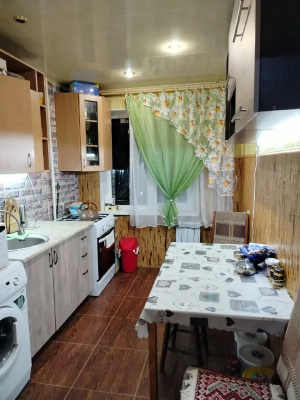 Продаётся уютная 2-х комн. Квартира на квартале волкова, 3/5-этажного дома.

Почему стоит выбрать эту квартиру?

* Капитальный ремонт: квартира в отличном состоянии, вам не придётся тратить время и средства на дополнительные работы.
* Увеличенная кухня: перепланировка узаконена, что исключает любые юридические вопросы.
* Окна и разводка м/п: для вашего удобства и комфорта.
* Совмещённый санузел в кафеле: душевая кабинка обеспечит комфорт и удобство.
* Застеклённый балкон: отличное место для отдыха и хранения вещей.
* Частично остаётся мебель: вам не нужно сразу покупать всё новое — кухня и встроенный шкаф в спальне уже в наличии.

Преимущества района:

* Вся необходимая инфраструктура в шаговой доступности: школы, детские сады, магазины, остановки общественного транспорта, колледж.

Цена: 5 500 000 рублей.

Звоните по номеру +79591467861 (оксана).

Не упустите свой шанс на уютное и комфортное жильё! - фотография - 5