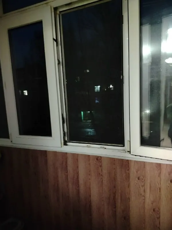 Продаётся уютная 2-х комн. Квартира на квартале волкова, 3/5-этажного дома.

Почему стоит выбрать эту квартиру?

* Капитальный ремонт: квартира в отличном состоянии, вам не придётся тратить время и средства на дополнительные работы.
* Увеличенная кухня: перепланировка узаконена, что исключает любые юридические вопросы.
* Окна и разводка м/п: для вашего удобства и комфорта.
* Совмещённый санузел в кафеле: душевая кабинка обеспечит комфорт и удобство.
* Застеклённый балкон: отличное место для отдыха и хранения вещей.
* Частично остаётся мебель: вам не нужно сразу покупать всё новое — кухня и встроенный шкаф в спальне уже в наличии.

Преимущества района:

* Вся необходимая инфраструктура в шаговой доступности: школы, детские сады, магазины, остановки общественного транспорта, колледж.

Цена: 5 500 000 рублей.

Звоните по номеру +79591467861 (оксана).

Не упустите свой шанс на уютное и комфортное жильё! - фотография - 8