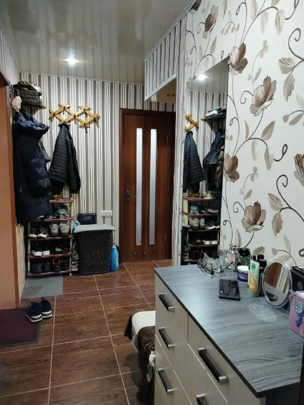 Продаётся уютная 2-х комн. Квартира на квартале волкова, 3/5-этажного дома.

Почему стоит выбрать эту квартиру?

* Капитальный ремонт: квартира в отличном состоянии, вам не придётся тратить время и средства на дополнительные работы.
* Увеличенная кухня: перепланировка узаконена, что исключает любые юридические вопросы.
* Окна и разводка м/п: для вашего удобства и комфорта.
* Совмещённый санузел в кафеле: душевая кабинка обеспечит комфорт и удобство.
* Застеклённый балкон: отличное место для отдыха и хранения вещей.
* Частично остаётся мебель: вам не нужно сразу покупать всё новое — кухня и встроенный шкаф в спальне уже в наличии.

Преимущества района:

* Вся необходимая инфраструктура в шаговой доступности: школы, детские сады, магазины, остановки общественного транспорта, колледж.

Цена: 5 500 000 рублей.

Звоните по номеру +79591467861 (оксана).

Не упустите свой шанс на уютное и комфортное жильё! - фотография - 9