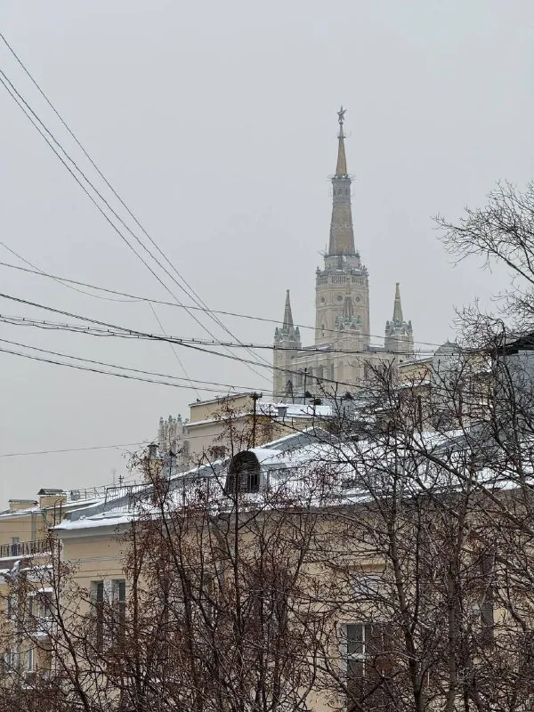 2-К квартира 🏙
М. Пушкинская7️⃣

В пешей доступности три станции метро - пушкинская, маяковская и баррикадная. До пруда 5 минут пешком.

36 М² уюта в тихом переулке патриарших (евродвушка)

Минималистичная и продуманная квартира на 6м этаже кирпичного дома с видом на высотку на баррикадную с одной стороны и на сквер на спиридоновке с другой.

В квартире есть все необходимое и даже больше - блэкаут шторы и увлажнитель воздуха в спальне для здорового сна, кофе машинка nespresso на кухне для бодрого утра, кинопроектор и насыпные свечи в гостиной зоне для уютного вечера. В ванной полы с подогревом. Стиральная и посудомоечные машинки, духовка, микроволновка.

💳Цена: 120.000₽ (включая жку и интернет). Залог 60.000₽.

Сдается на 3 месяца!

💌Telegram: @annakatarina - фотография - 10