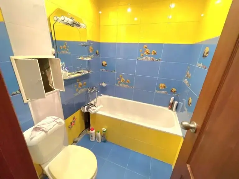 Продам 2-ком квартиру
На кв. Димитрова, г. Луганск.
3/5 Эт. , 47,9 м2 общ. Площадь.
Дом кирпичный.
Квартира теплая, не угловая.
В хорошем состоянии.
М/п окна, балкон застеклён.
С/у совмещён.
Отличное месторасположение.
Цена 5,5 млн руб
+7959-505-37-17
+7959-216-43-31
Елена - фотография - 5