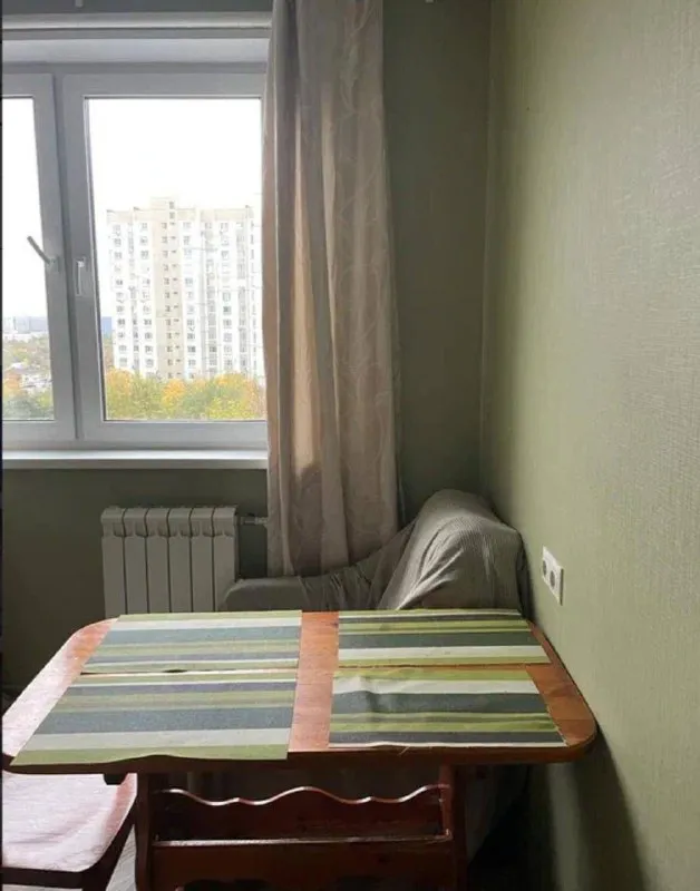 2-К квартира🏙
М. Зюзино 1️⃣
Удобная транспортная доступность: ~10 минут на автобусе до м. Чертановская и м. Калужская, 10 минут пешком до м. Зюзино.
Район зюзино, 8/17 этаж. Тихий двор, рядом вход в битцевский лесопарк.
Квартира 50 м² с евроремонтом. Вся необходимая техника: два телевизора, духовой шкаф, стиральная машина, холодильник. Окна выходят в тихий двор. В подъезде два лифта. Во дворе бесплатная парковка. Некоторую мебель по желанию можно вывезти. Проживание с животными обсуждается.
Пожелания к арендаторам:
Аккуратные, ответственные, для долгосрочной аренды.
Квартира свободна. Договор аренды.
💳Цена: 80.000₽/месяц + коммунальные услуги (по счетчикам).
💌Telegram: @listoka5 - фотография - 3