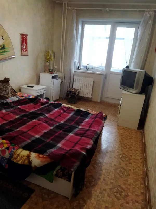 Продам 4-комн. Квартиру, кв. Димитрова! 8/9-эт. , 82 кв. М. Комнаты раздельные, балкон застеклен. Окна м/п, санузел раздельный - кафель. Всё остается. Жилое состояние. Есть кладовая возле квартиры. Возможно в ипотеку. Цена 9 900 000 ₽. Тел. +79591625888 марина. - фотография - 4