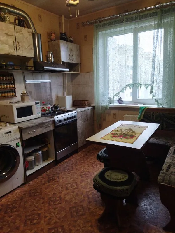 Продам 4-комн. Квартиру, кв. Димитрова! 8/9-эт. , 82 кв. М. Комнаты раздельные, балкон застеклен. Окна м/п, санузел раздельный - кафель. Всё остается. Жилое состояние. Есть кладовая возле квартиры. Возможно в ипотеку. Цена 9 900 000 ₽. Тел. +79591625888 марина. - фотография - 7