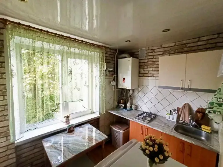 Продам 2-х комнатную квартиру с ао (кв. Солнечный), 45.3 кв. М.
3 Этаж из 5.
Комнаты раздельные, балкон застеклен.
Автономное отопление (2-х контурный котел), хороший косметический ремонт.
Вся инфраструктура в пешей доступности: детский сад, школа, стоматология, восточный рынок, магазины, остановки.
Документы готовы к сделке, 1 собственник, прописанных нет, быстрая сделка.
4,7 Млн.
+7-959-993-70-65 - фотография - 6