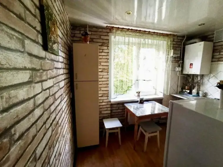 Продам 2-х комнатную квартиру с ао (кв. Солнечный), 45.3 кв. М.
3 Этаж из 5.
Комнаты раздельные, балкон застеклен.
Автономное отопление (2-х контурный котел), хороший косметический ремонт.
Вся инфраструктура в пешей доступности: детский сад, школа, стоматология, восточный рынок, магазины, остановки.
Документы готовы к сделке, 1 собственник, прописанных нет, быстрая сделка.
4,7 Млн.
+7-959-993-70-65 - фотография - 7