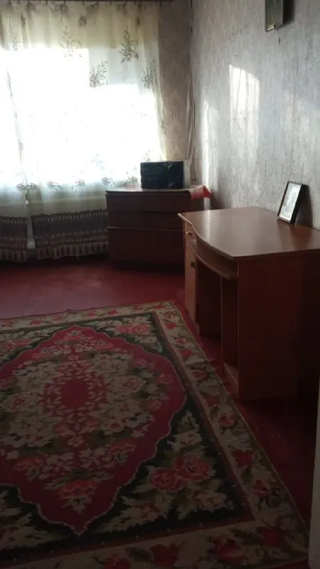 Продаётся от собственника, отличный газофицированный двухэтажный дом 90,6 м2 с придомовым участкам земли в собственности 6,5 соток. На двух этажах расположенны три комнаты, отопление газовое, что обеспечивает комфорт в холодное время года, на кухне расположен холодильник и газовая плита, имеется обеденая зона, санузел находиться внутри дома. Дом окружён забором, на територии достаточно пространства для сада и огорода, подьезд к дому удобный. На дом и участок под ним оформлены документы и поставлены на кадастровый учёт дом находится в г. Суходольске, краснолонский р- н, лнр, пл. Совхозная. Стоимость 2,4млн руб. Торг, обращаться по тел. Или через телеграмм, мах. +79152358319 или +79592139296, - фотография - 3