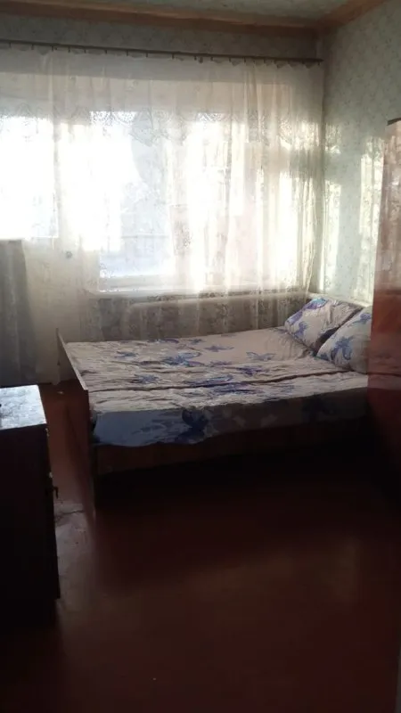 Продаётся от собственника, отличный газофицированный двухэтажный дом 90,6 м2 с придомовым участкам земли в собственности 6,5 соток. На двух этажах расположенны три комнаты, отопление газовое, что обеспечивает комфорт в холодное время года, на кухне расположен холодильник и газовая плита, имеется обеденая зона, санузел находиться внутри дома. Дом окружён забором, на територии достаточно пространства для сада и огорода, подьезд к дому удобный. На дом и участок под ним оформлены документы и поставлены на кадастровый учёт дом находится в г. Суходольске, краснолонский р- н, лнр, пл. Совхозная. Стоимость 2,4млн руб. Торг, обращаться по тел. Или через телеграмм, мах. +79152358319 или +79592139296, - фотография - 6