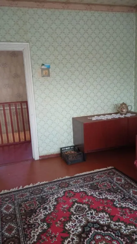 Продаётся от собственника, отличный газофицированный двухэтажный дом 90,6 м2 с придомовым участкам земли в собственности 6,5 соток. На двух этажах расположенны три комнаты, отопление газовое, что обеспечивает комфорт в холодное время года, на кухне расположен холодильник и газовая плита, имеется обеденая зона, санузел находиться внутри дома. Дом окружён забором, на територии достаточно пространства для сада и огорода, подьезд к дому удобный. На дом и участок под ним оформлены документы и поставлены на кадастровый учёт дом находится в г. Суходольске, краснолонский р- н, лнр, пл. Совхозная. Стоимость 2,4млн руб. Торг, обращаться по тел. Или через телеграмм, мах. +79152358319 или +79592139296, - фотография - 8