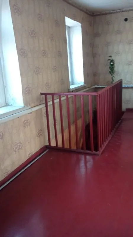Продаётся от собственника, отличный газофицированный двухэтажный дом 90,6 м2 с придомовым участкам земли в собственности 6,5 соток. На двух этажах расположенны три комнаты, отопление газовое, что обеспечивает комфорт в холодное время года, на кухне расположен холодильник и газовая плита, имеется обеденая зона, санузел находиться внутри дома. Дом окружён забором, на територии достаточно пространства для сада и огорода, подьезд к дому удобный. На дом и участок под ним оформлены документы и поставлены на кадастровый учёт дом находится в г. Суходольске, краснолонский р- н, лнр, пл. Совхозная. Стоимость 2,4млн руб. Торг, обращаться по тел. Или через телеграмм, мах. +79152358319 или +79592139296, - фотография - 9
