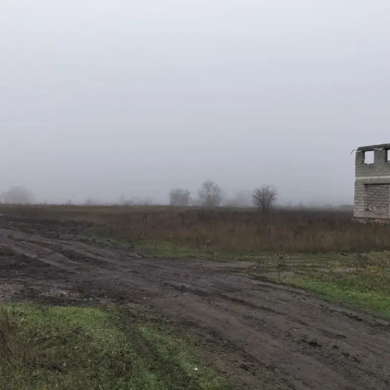 Продаётся земельный участок в каменнобродском районе, улица хвойная

Ровный земельный участок без котлованов и старых фундаментов.

Коммуникации на участке:

Свет — по улице
Инфраструктура:

В шаговой доступности - от строящегося коттеджного поселка "ворошиловский" в камброде
Недалеко вниз по ул. Веселогоровской - 22 школа, магазины, общественный транспорт.
Преимущества участка:

Площадь — 8 соток, что позволяет построить дом мечты;
Участок ровный, без перепадов по высоте - что редкость для каменобродского р-на
Специальные условия:

Участок можно приобрести для дальнейшего строительства по программе льготного финансирования под 2% на строительство частного дома. Банк-партнёр — втб. Первоначальный взнос — всего 10%.
Сотрудничество с аккредитованными застройщиками, которые быстро и надёжно возведут для вас дом по стандартным проектам от 60 до 130 кв. М.
Возможна разработка архитектурного проекта под ваши цели и задачи.
Строительство ведётся с использованием «эскроу-счёта».

Не упустите свой шанс!

Цена 1 200 000руб.

Тел. +7 959 115 28 65 - фотография - 2