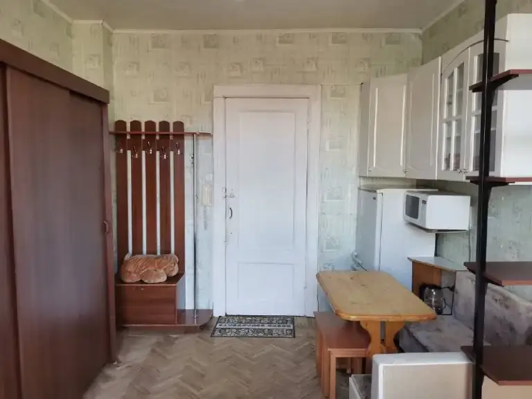 Сдаётся от собственника комната в коммунальной квартире.
Комната расположена вблизи метро (5 минут пешком), также рядом метро (10 минут) и (15 минут).
Рядом александровский парк, 5 минут до петропавловской крепости, василеостровской стрелки, князь-владимирского собора.
Очень развитая инфраструктура. Сдаётся в красивом кирпичном доме.
В комнате: холодильник, кухонная зона, установили новую входную дверь высотой 2300мм. Есть раскладной диван, шкаф, комод, микроволновка, чайник. Также есть стиральная машинка.
Вид из окна очень красивый. Комната тёплая, окно пластиковое двухкамерное. Потолки 3 метра. Пол - ламинат 33класс.
Wi-fi можно подключить по мере заселения в комнату.
Соседи все доброжелательные и адекватные, почти все собственники, очень чистоплотные и тихие. Алкоголиков и дебоширов в квартире нет.
Несмотря на то, что это коммунальная квартира, соседей почти не видно и не слышно.
Сдаётся только одной женщине, либо мужчине или семейной паре, без детей и животных. Гражданам рф.
Места общего пользования в чистейшем состоянии, соседи за этим очень следят. В квартире 2 санузла.
Сдаётся за 19000руб/мес + ку.
Залог за 1 месяц, можно разбить на 2 месяца. Только на долгосрочную аренду.
Показы в субботу (07.02.2026)
Пишите мне в лс или по номеру телефона +79522111479, +79522457138
Уютное гнездышко – поиск жилья, жильцов и соседей без посредников - фотография - 6
